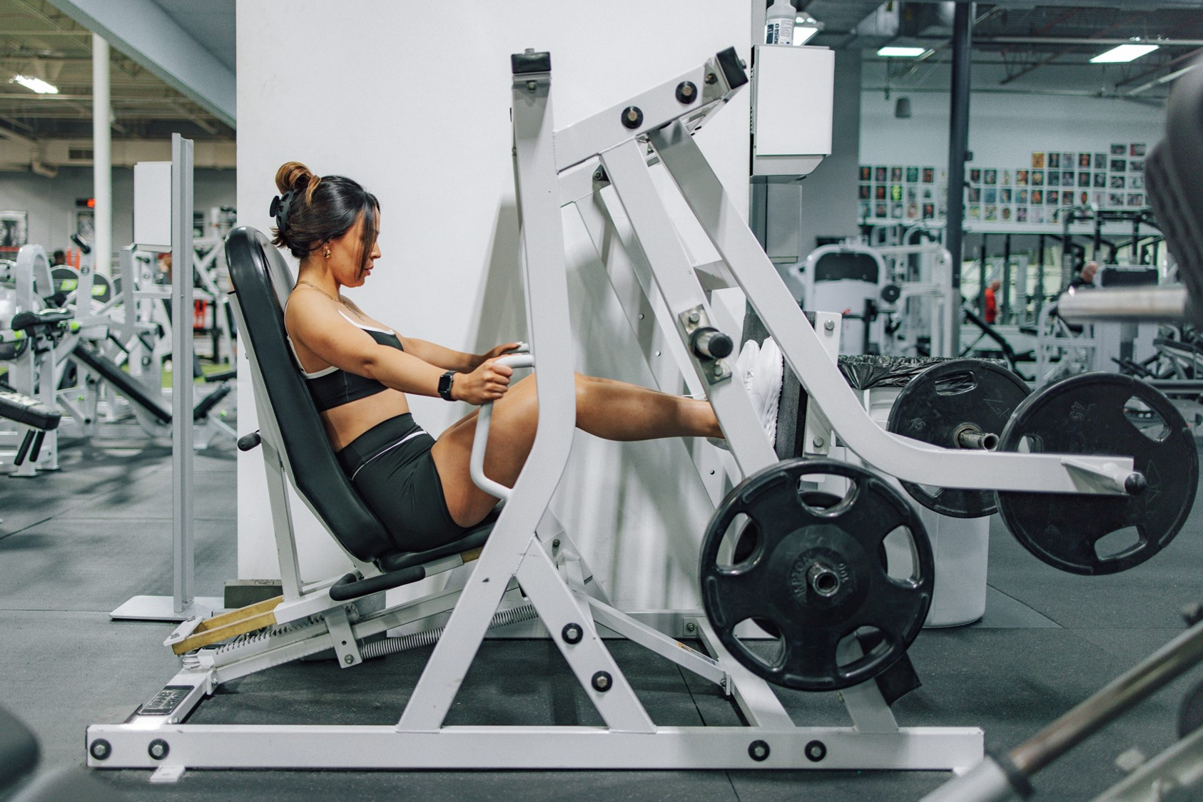 Hack Squat vs Pendulum Squat: Muscles Worked & Benefits Compared