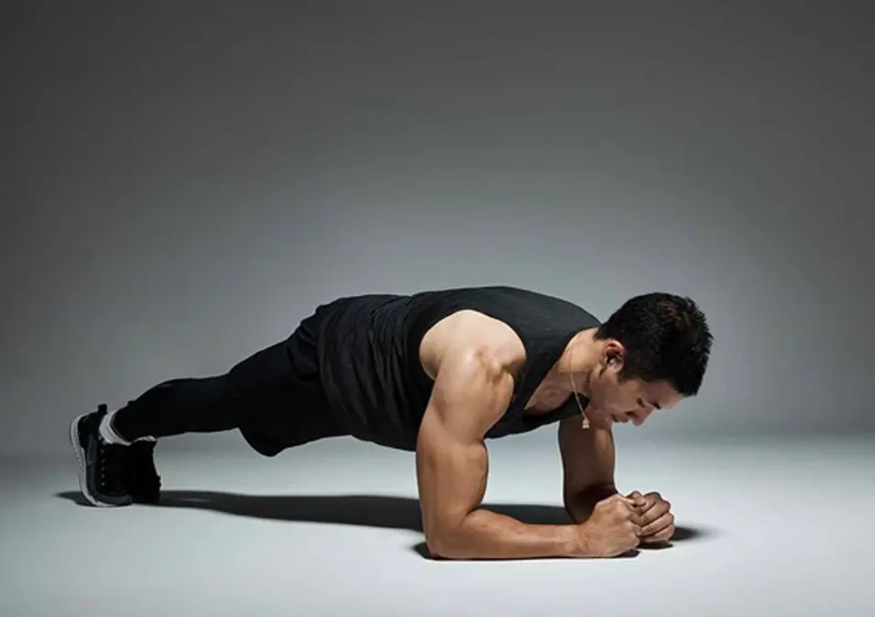 3 Best Plank Variations for Abs (With & Without Weights)
