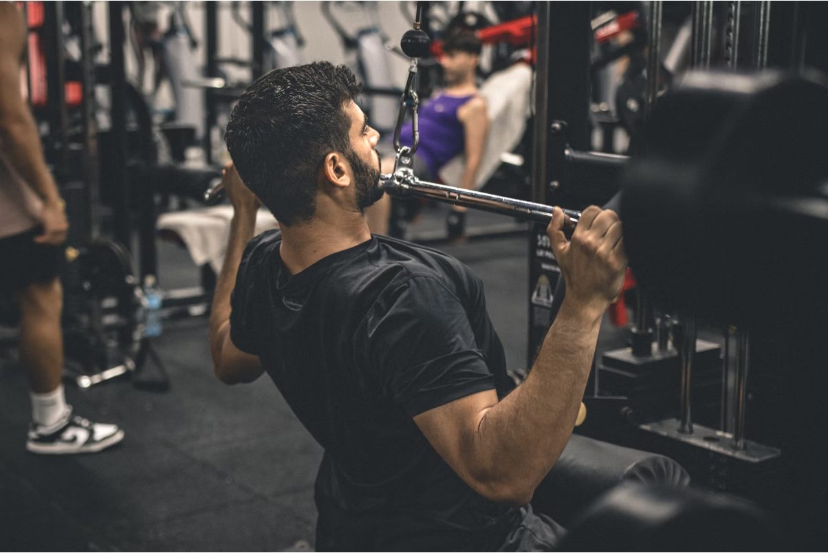 Top 3 Lat Pulldown Alternatives You Can Do with Dumbbells & Resistance Bands